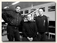 Jerome Buigues, Pierre-Alain et M. Argence lors de scances de re-recording sur le Steinway D de la maison argence  Toulon.