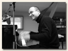 Pierre-Alain Goualch durant les sances d'enregistrement de l'album Tikit (Studio 26) - Cliquez ici pour afficher la photo en 800x600